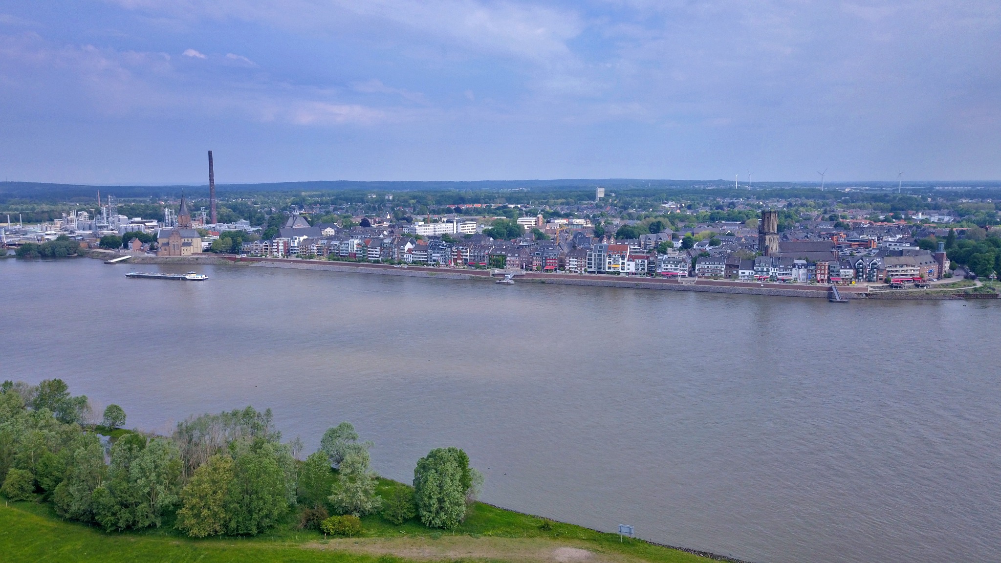 Emmerich gezien vanaf de overzijde van de Rijn