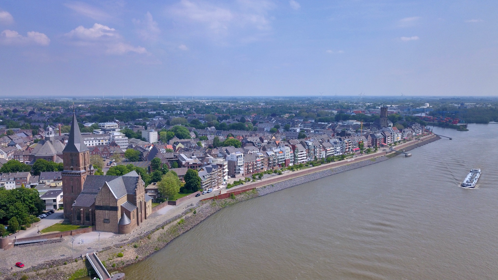 Luchtfoto van Emmerich met promenade en kerken