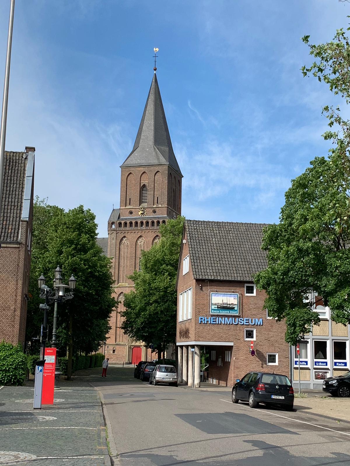 Rheinmuseum met kerktoren in Emmerich
