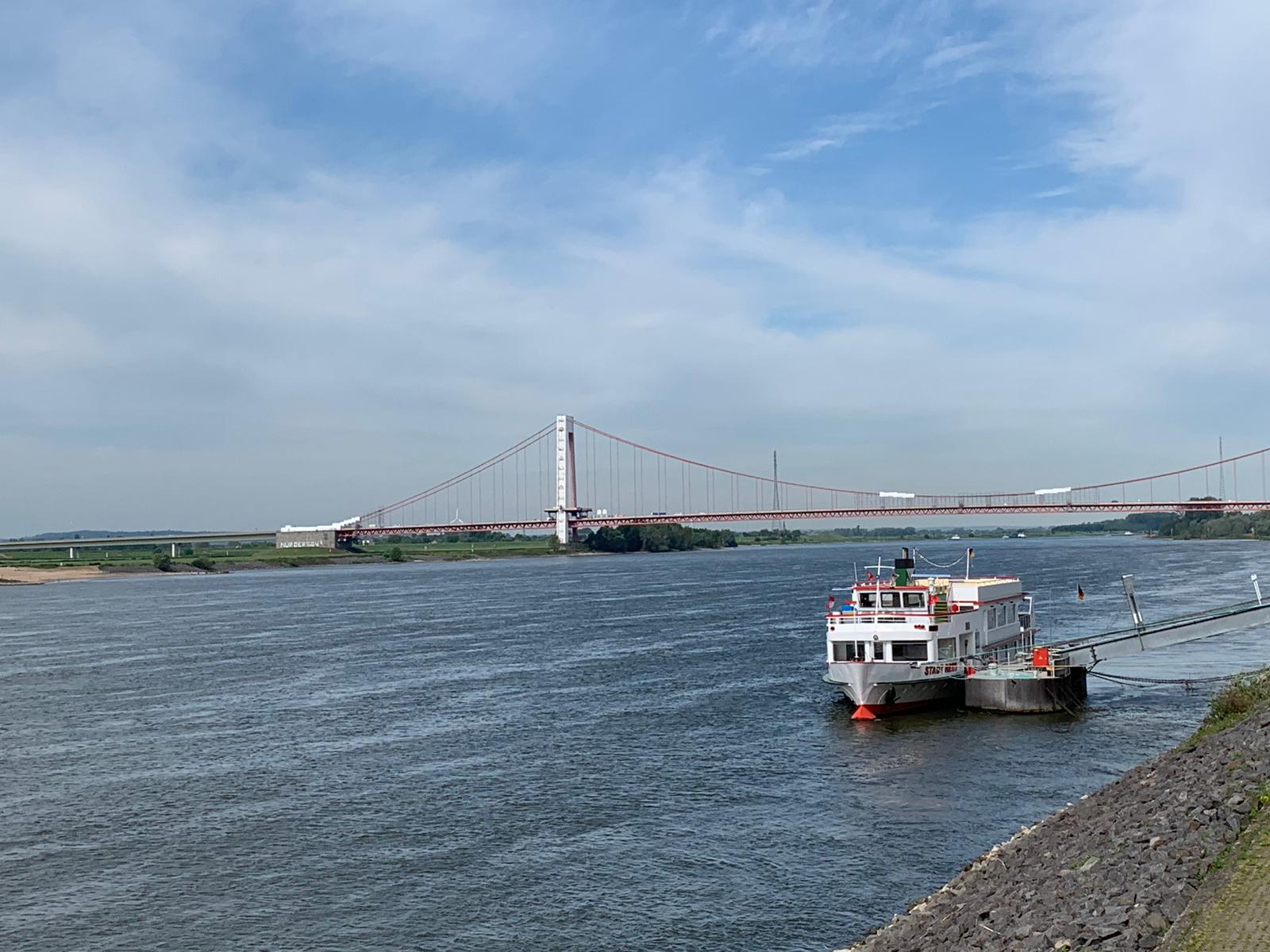 Rijnbrug van Emmerich met passagiersschip
