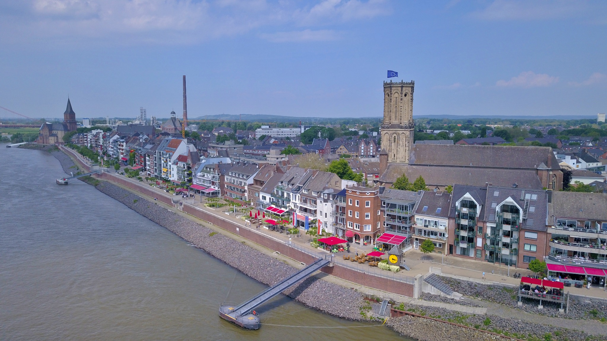 Luchtfoto van de Rijnpromenade in Emmerich am Rhein