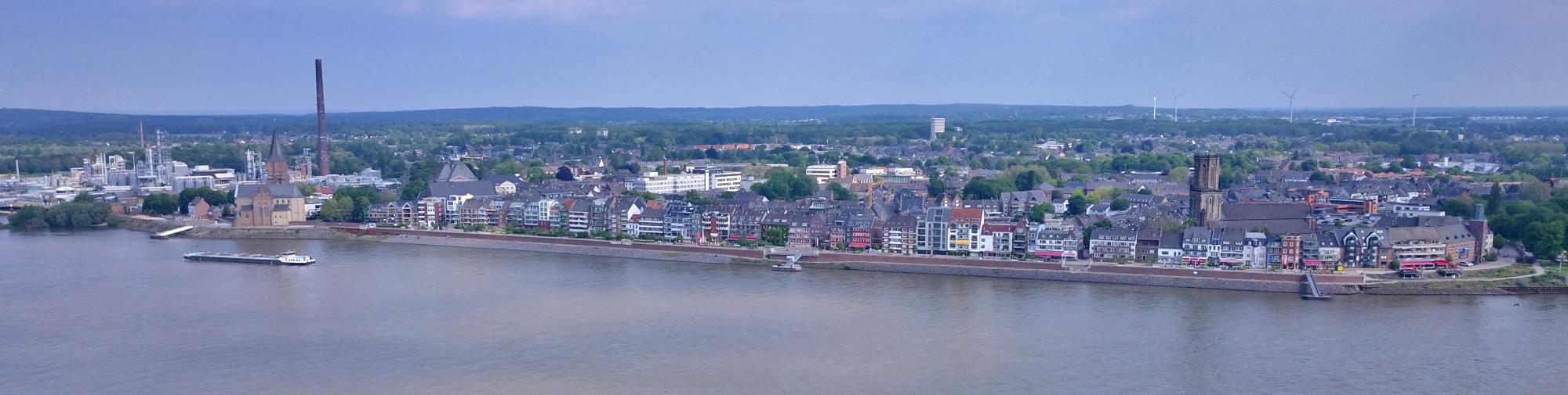 Panoramisch uitzicht op Emmerich en de Rijnpromenade